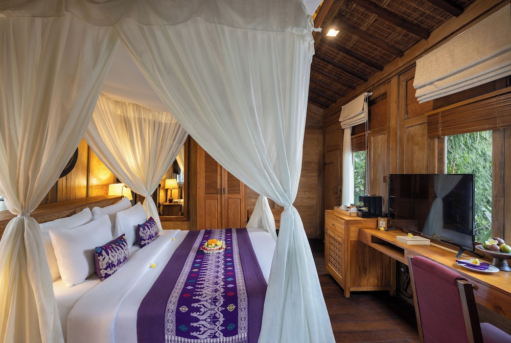 Wooden Pool Villa With Living Room