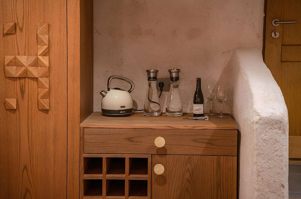 Deluxe Cave Room - Photo 10
