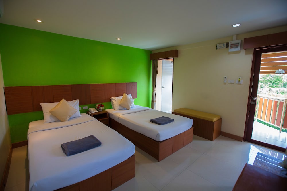 Standard Twin Room thumbnail 5