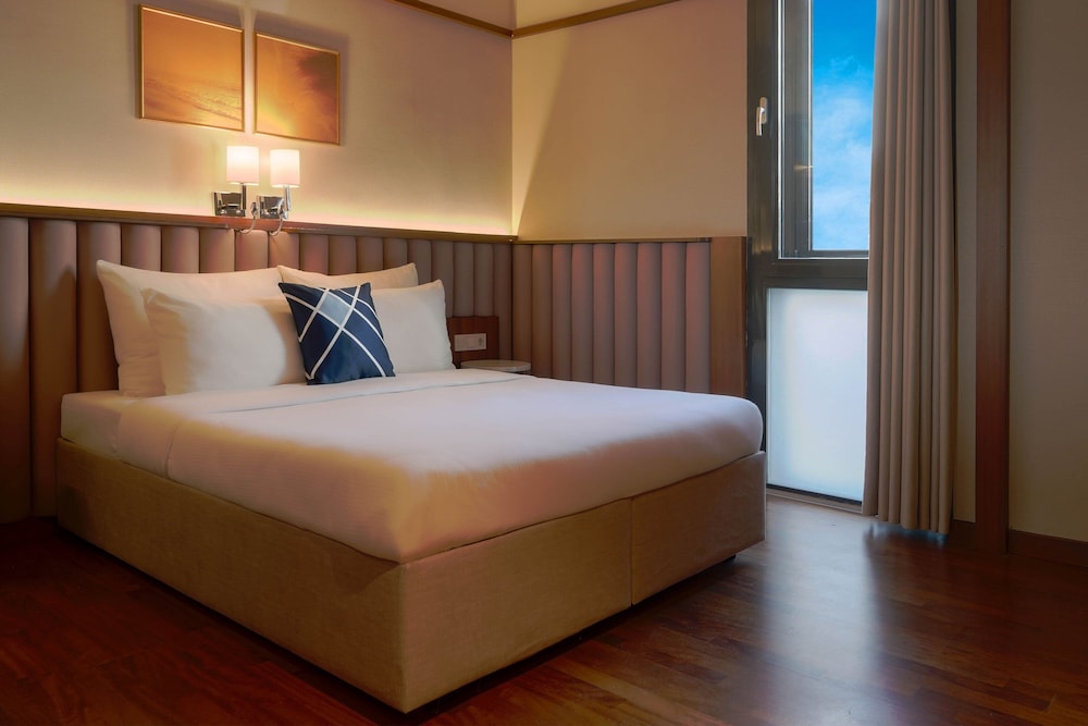 Standard Room, 1 King Bed, Non Smoking - Photo 4