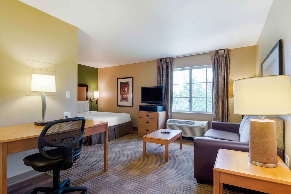 Deluxe Studio, 1 Queen Bed with Sofa bed, Accessible, Non Smoking - Photo 4