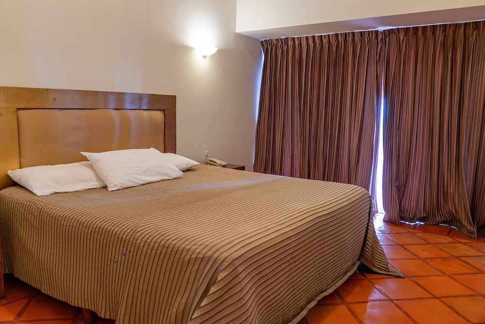 Superior Studio Suite, Partial Ocean View photo 1