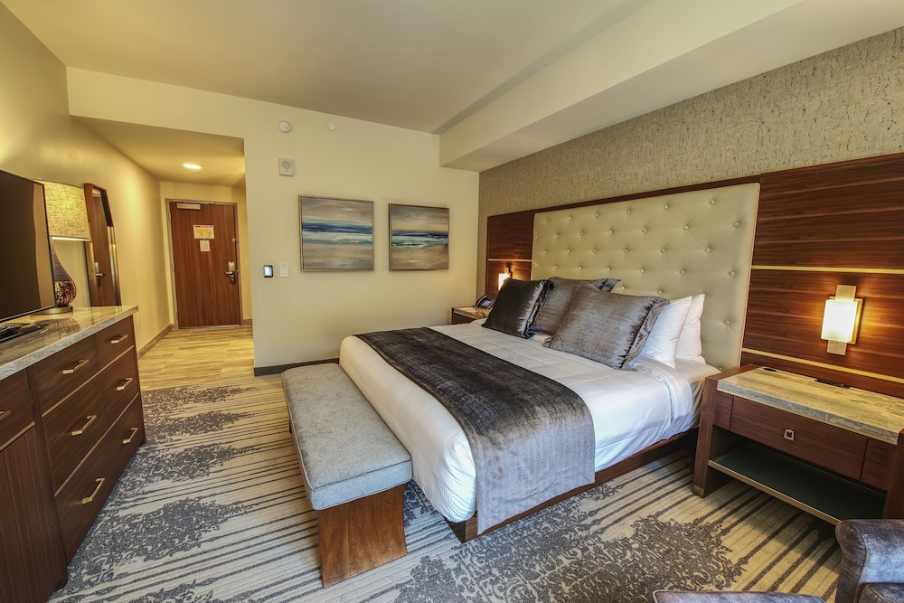 Deluxe Room, 1 King Bed, Balcony - Photo 5