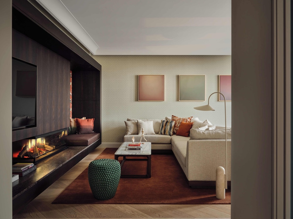 Signature Suite - The Artist
