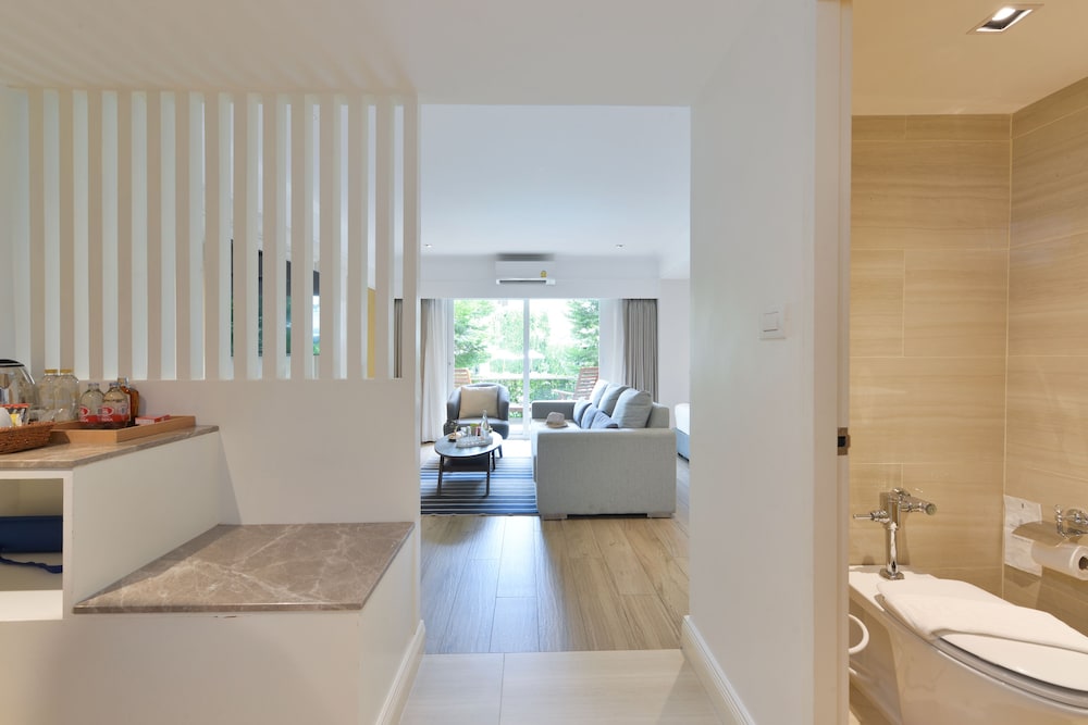 Pool Access Suite Room with Living area and Balcony thumbnail 5