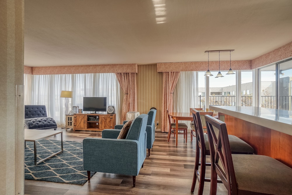 Luxury Penthouse, 2 Bedrooms, Kitchen, Partial Ocean View photo 1