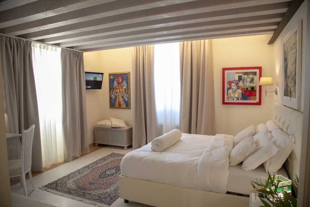 Deluxe Suite photo 2