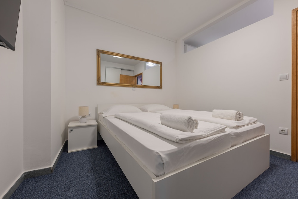 Room Standard with pool view for 2 thumbnail 6
