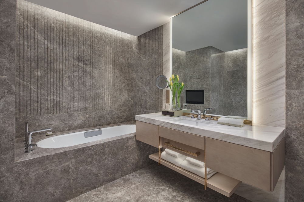 Regency Deluxe Suite - Photo 2