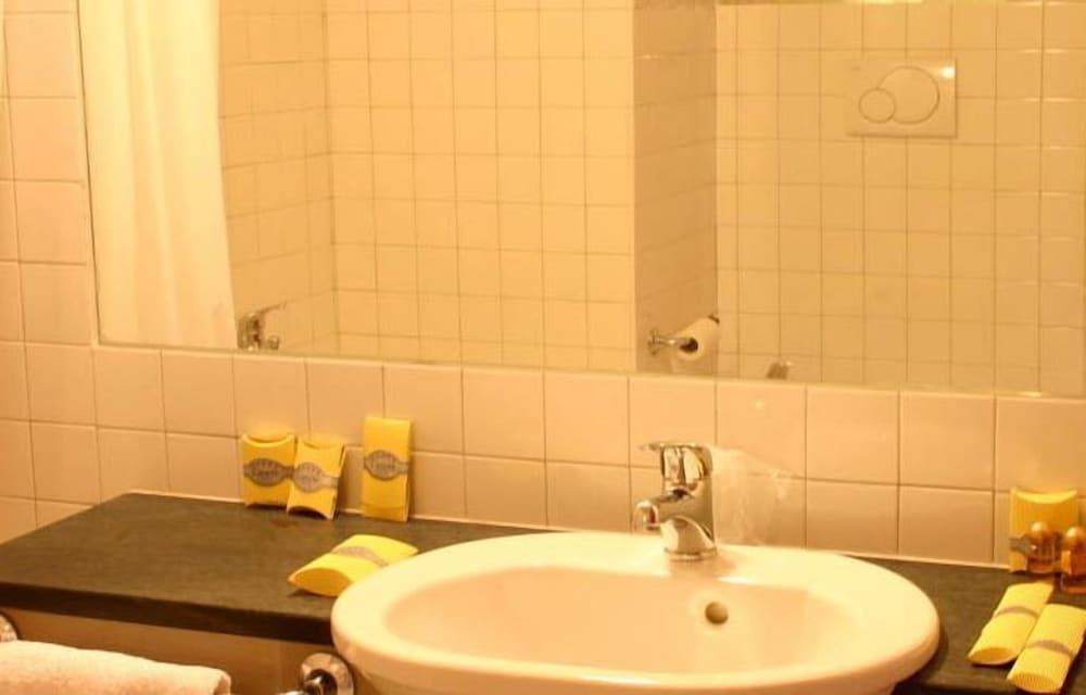 Economy Triple Room photo 3