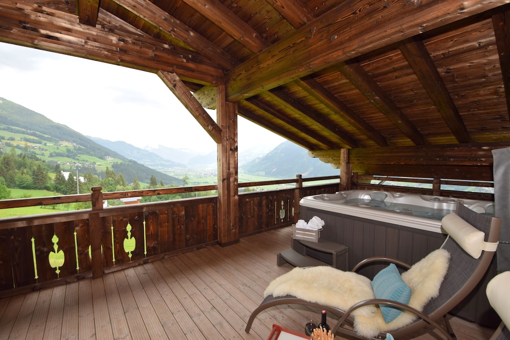 Luxury Apartment, 3 Bedrooms, Hot Tub and Sauna, Mountain View photo 1