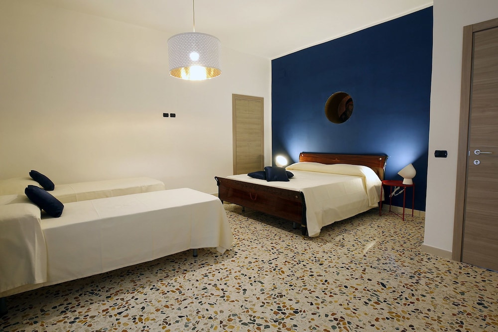 Family Room, Shared Bathroom (Carmine Maggiore)