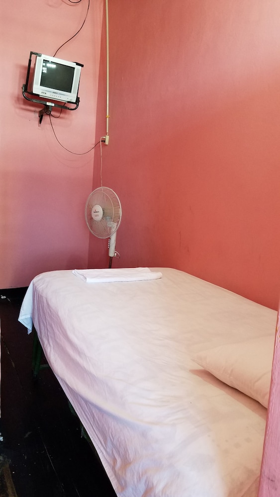 Basic Single Room, 1 Large Twin Bed, Private Bathroom photo 3