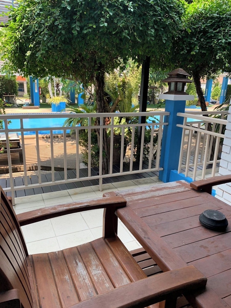 Superior Pool View Twin Room photo 3