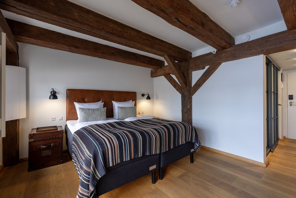 Executive Double Room with Partial View thumbnail 5