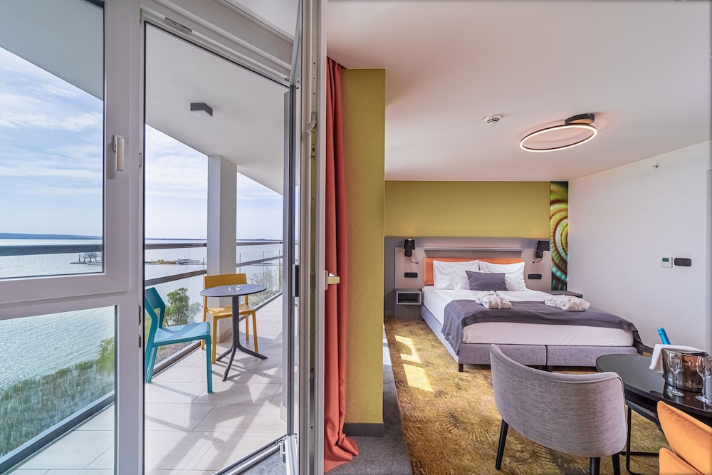 Deluxe Room - Photo 6