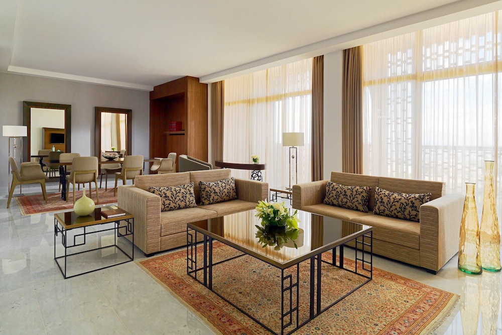 Executive Suite, 1 King Bed, Balcony - Photo 9