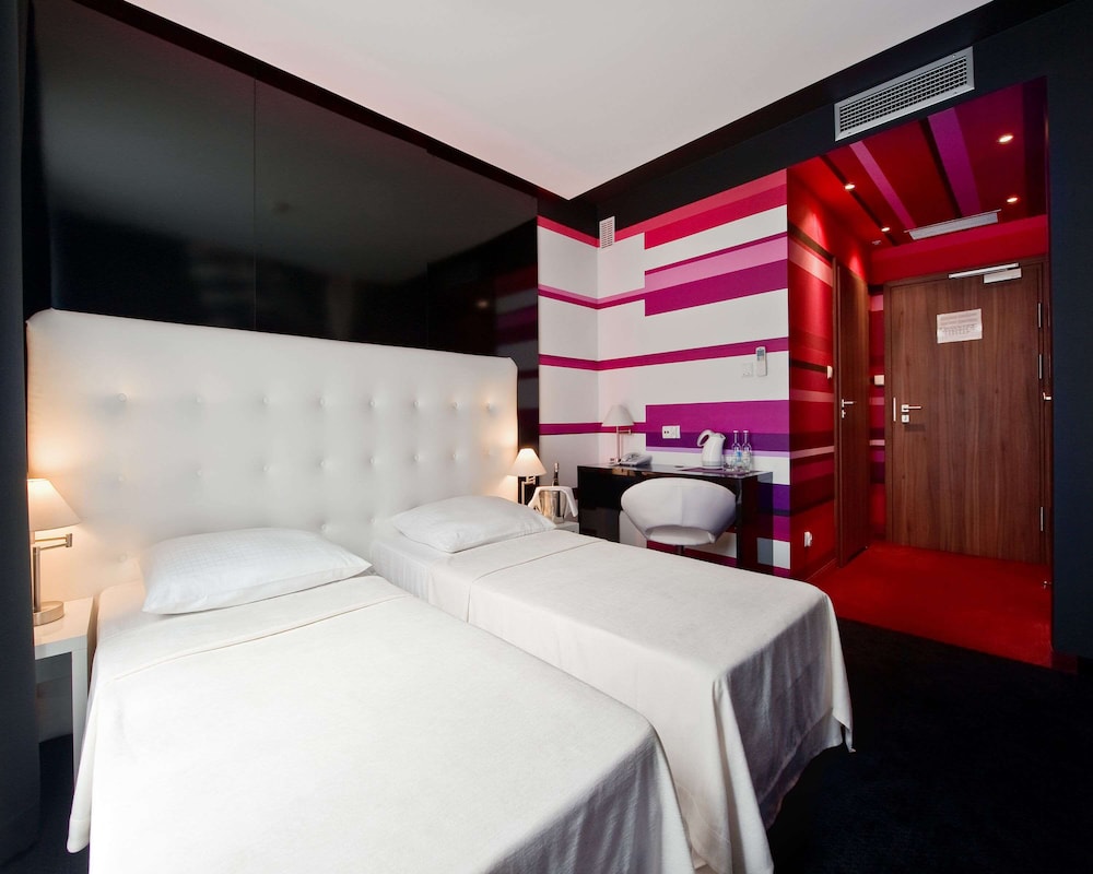 Premium Room, 2 Twin Beds, Non Smoking, Refrigerator - Photo 1