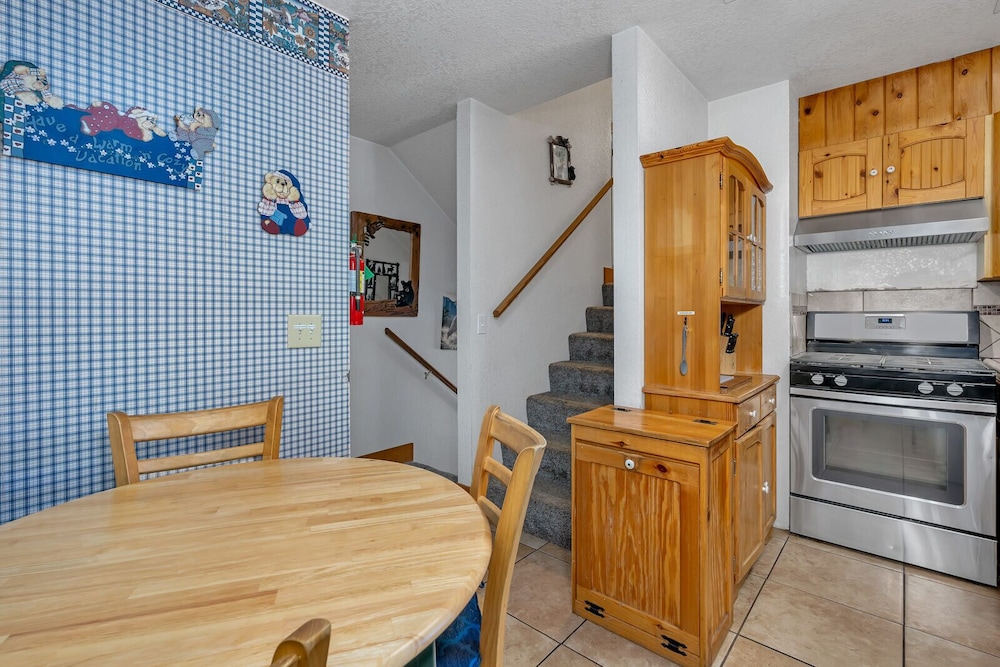 Cabin, Multiple Beds, Balcony, Mountain View (Cozy Bear North) photo 3