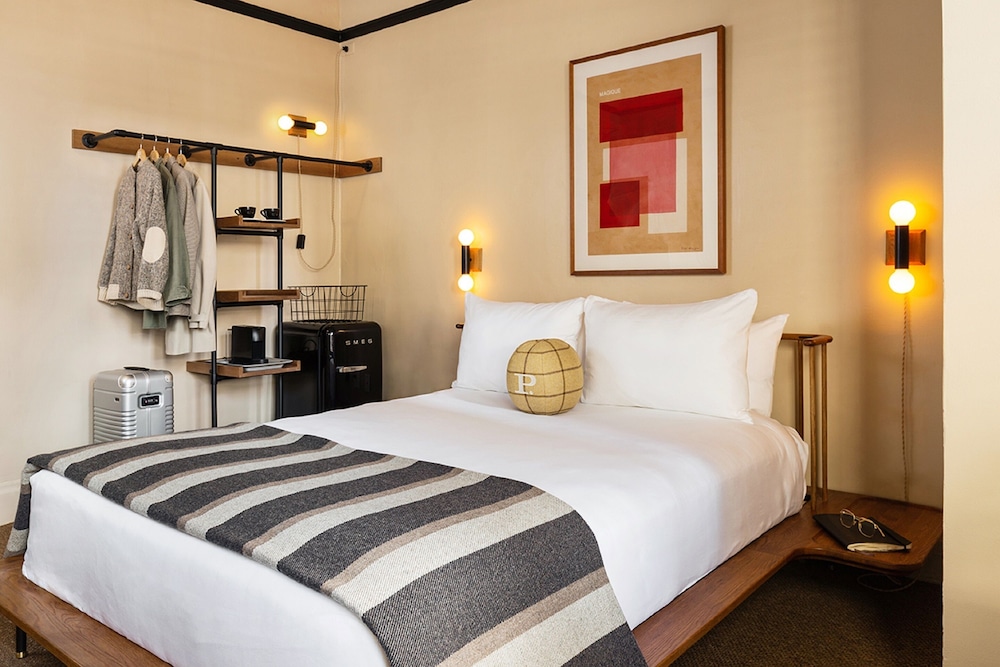 Standard Room, 1 Queen Bed (The Queen) - Photo 2