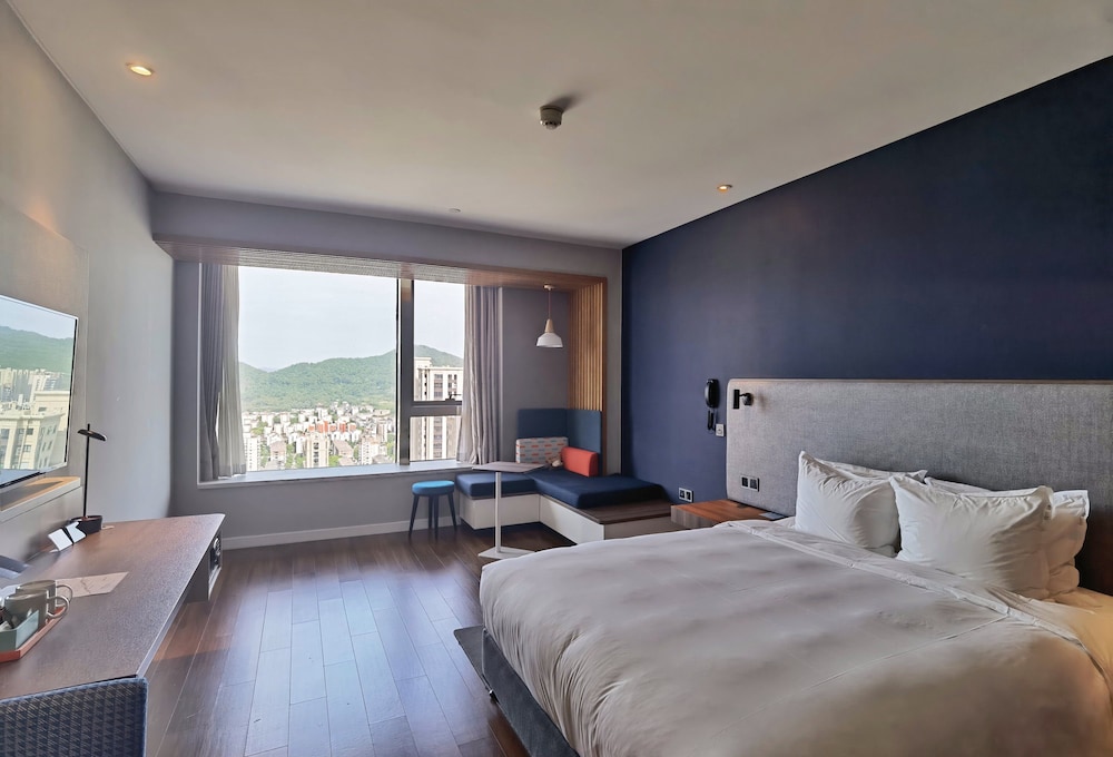 Standard Room, 1 Queen Bed, Ocean View - Photo 5