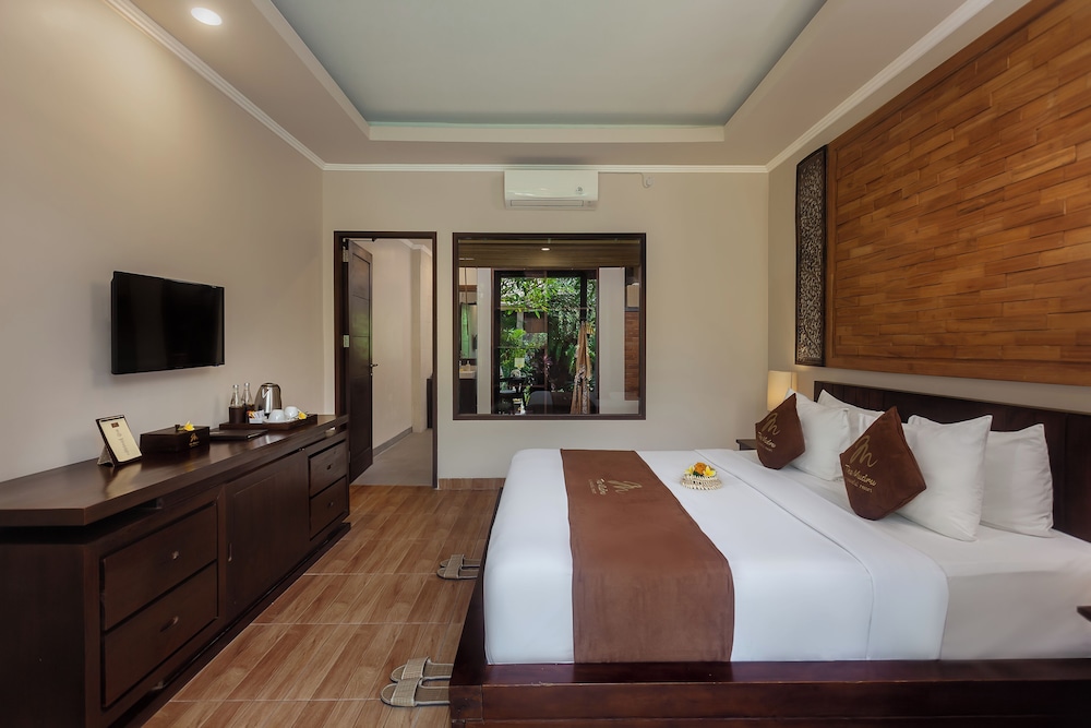 King Suite with Pool View - Photo 10