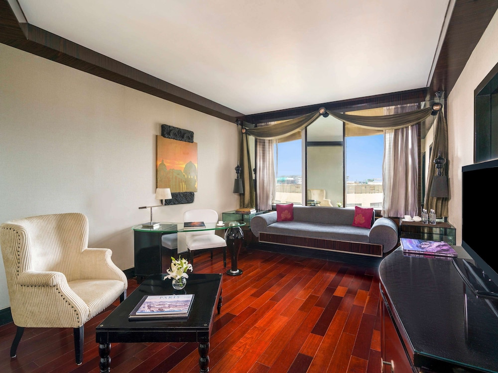 Junior Suite, 1 King Bed thumbnail 5