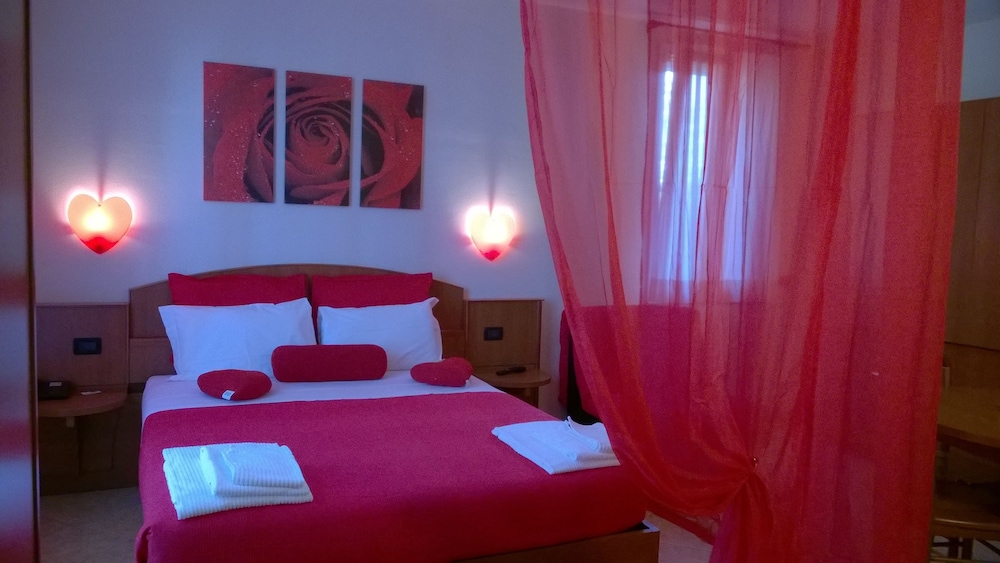 Romantic Studio Suite, 1 Queen Bed, Private Bathroom, Garden Area photo 3