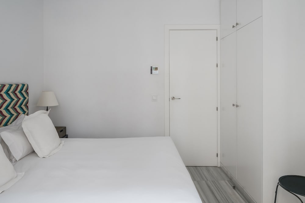 3 Bedroom Apartment with Balcony - Photo 14