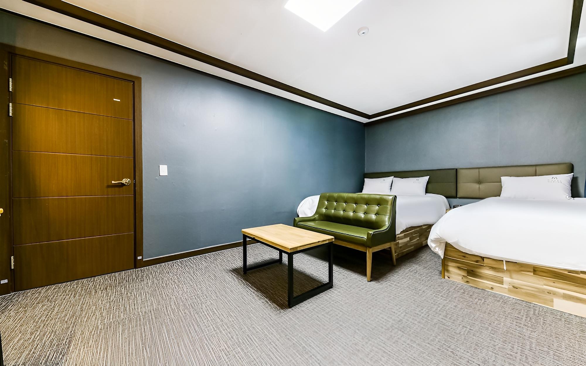Room (Deluxe Twin) photo 2