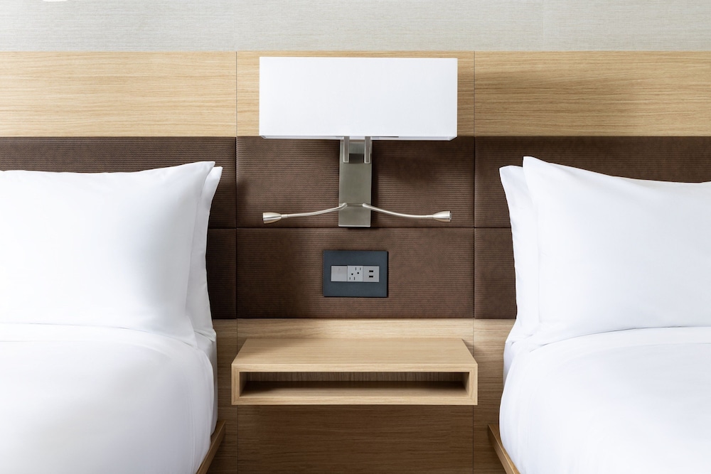 Deluxe Room, 2 Queen Beds, City View (Mobility Accessible, Tub) photo 2