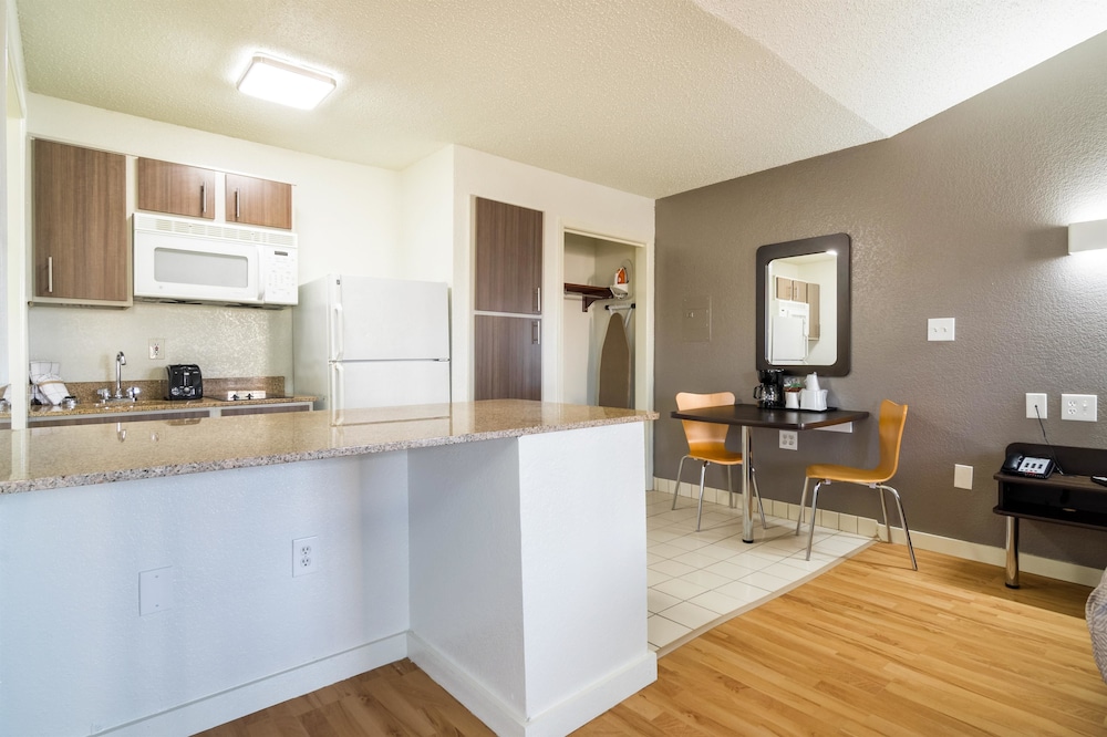 Deluxe Suite, 1 King Bed, Non Smoking, Kitchenette - Photo 8