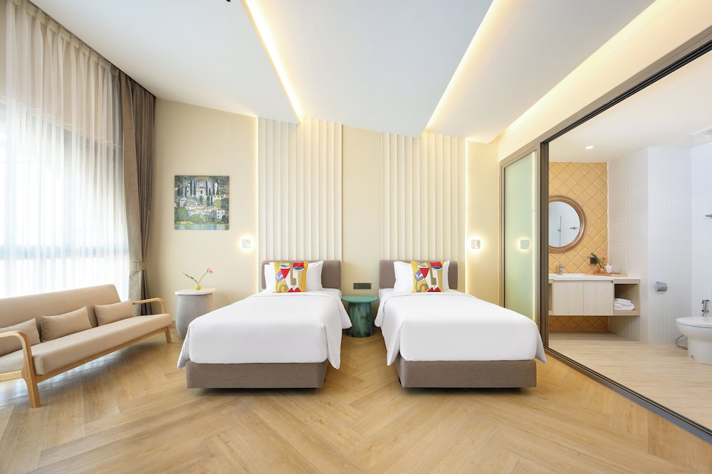 Deluxe Room thumbnail 5