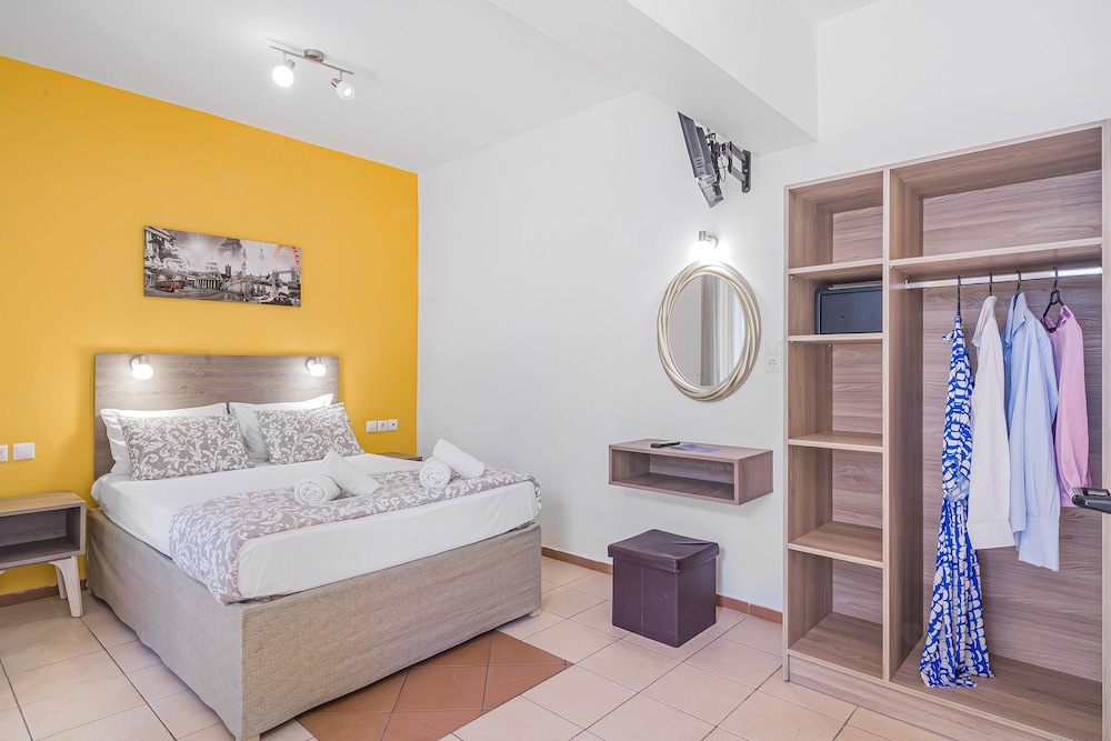 Superior Studio, 3 Twin Beds - Photo 3