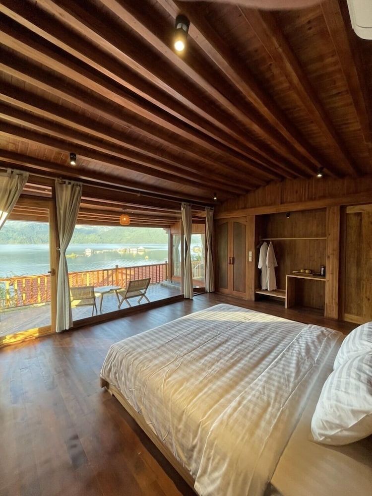 Signature Room, Balcony, Lake View photo 1