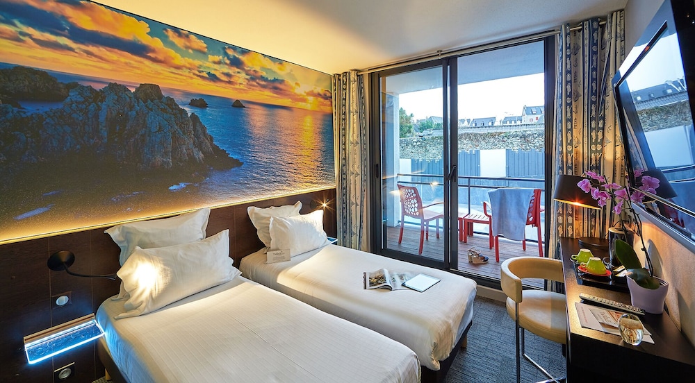 Twin Room, Pool View photo 1