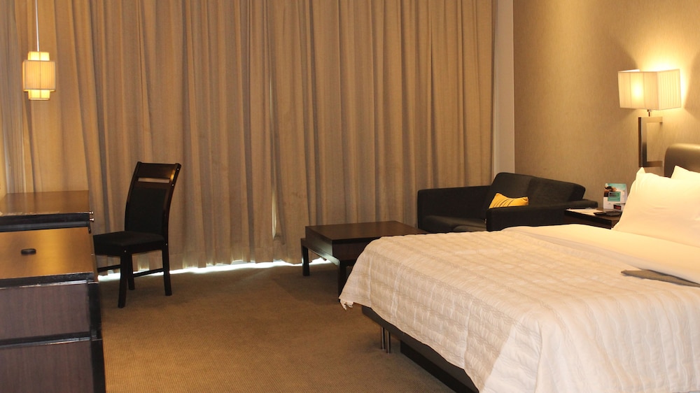 Club Room, 1 King Bed, City View - Photo 9
