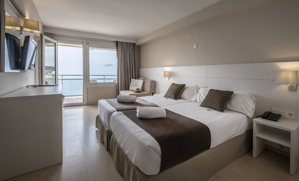 Double or Twin Room, Balcony, Sea View - Photo 7