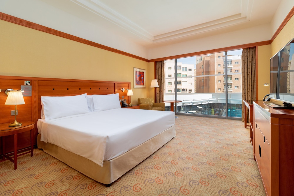 Premium Room, 1 King Bed, Pool View - Photo 4