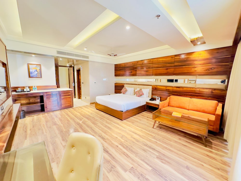 Club Room, 1 King Bed, Corner photo 3