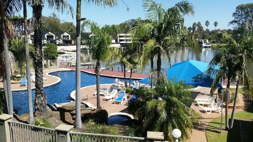 Luxury Apartment, 2 Bedrooms, Lake View photo 2