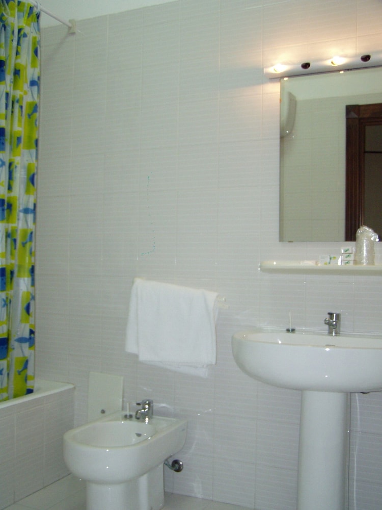 Basic Double Room Single Use, Lake View photo 3