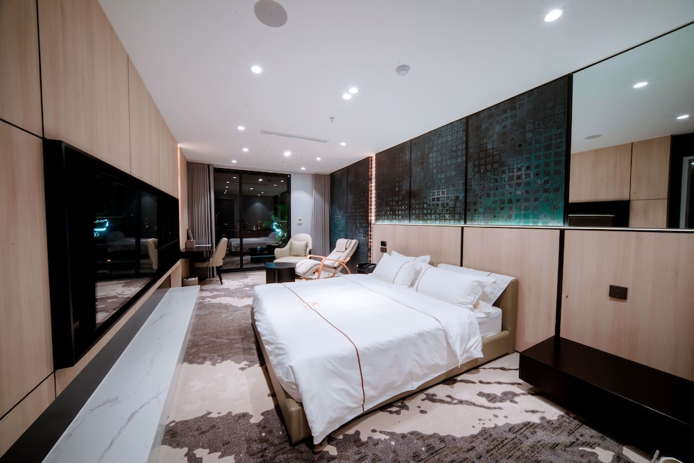 Premium Suite, 1 King Bed, Non Smoking, Balcony photo 1