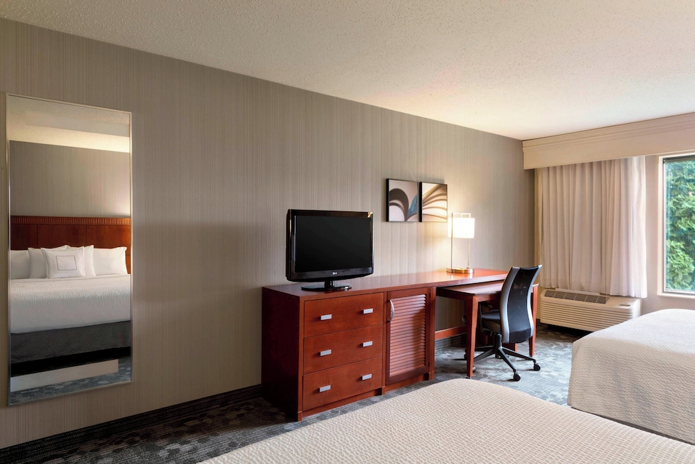 Room, 2 Queen Beds (Mobility/Hearing Access, Transf Shwr) - Photo 1