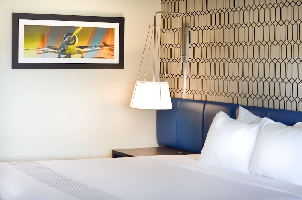 Standard Room, 1 King Bed, Accessible, Non Smoking photo 2