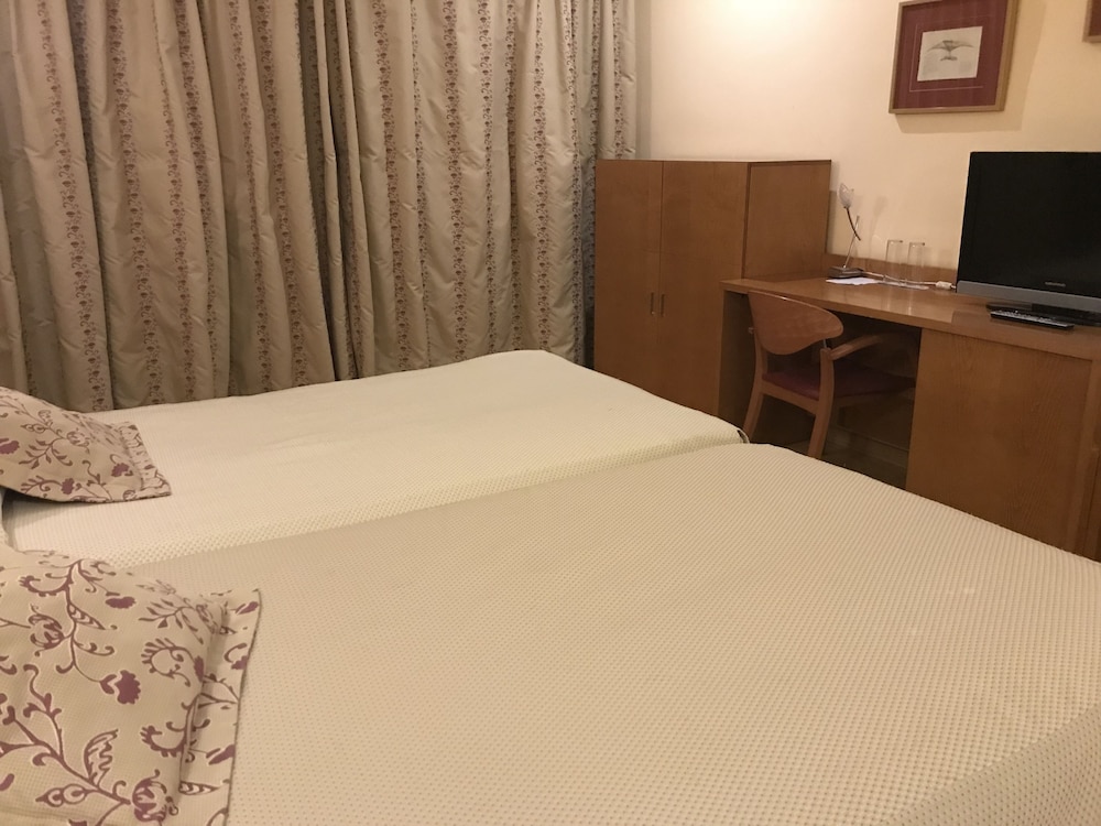 Twin Room - Photo 2