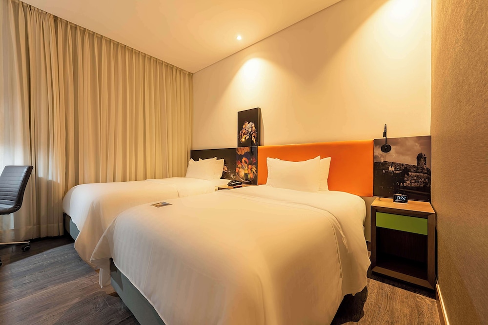 Room, 2 Twin Beds, City View (Roll-In Shower)