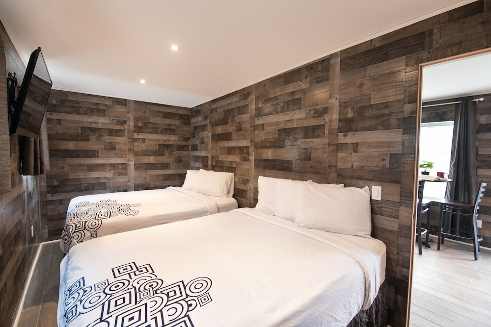 Suite, Multiple Beds, Kitchen (No Lakeview & Pet Friendly)