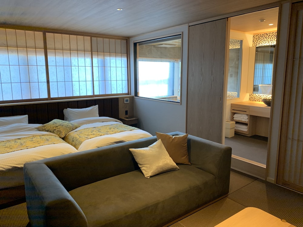 Deluxe Twin Room (2)