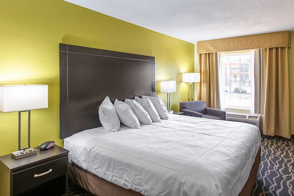 Standard Room, 1 King Bed, Non Smoking - Photo 5